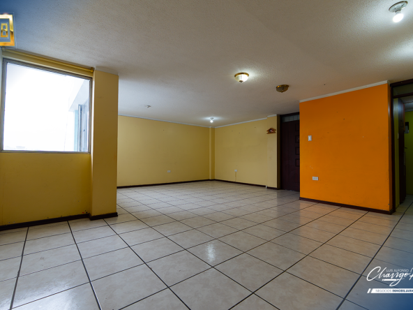 AMPLIO DEPARTAMENTO EN AMBATO - LA MERCED