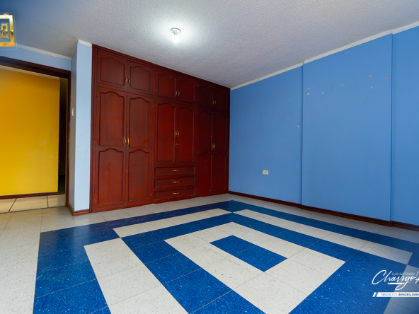 AMPLIO DEPARTAMENTO EN AMBATO - LA MERCED