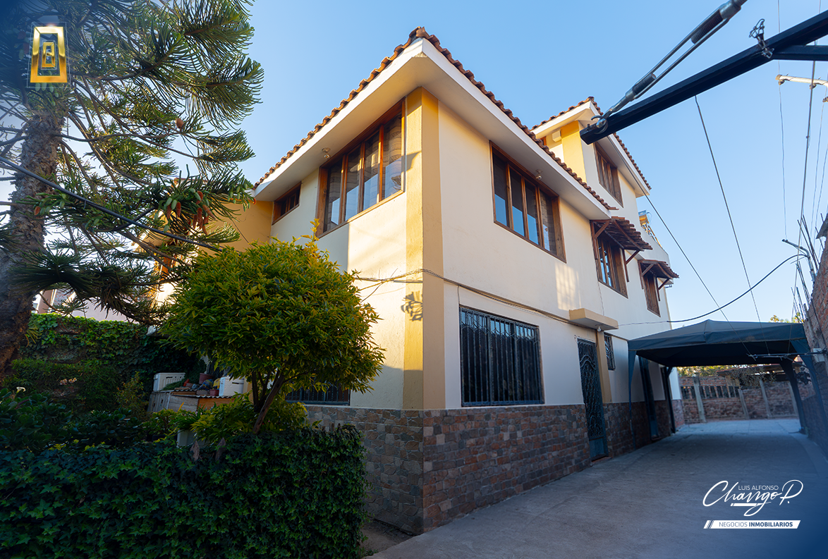 CASA EN RIOBAMBA EN AVENIDA PRINCIPAL - AV. 9 DE OCTUBRE Y MORONA