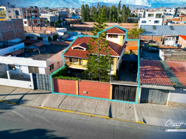 CASA EN RIOBAMBA EN AVENIDA PRINCIPAL - AV. 9 DE OCTUBRE Y MORONA