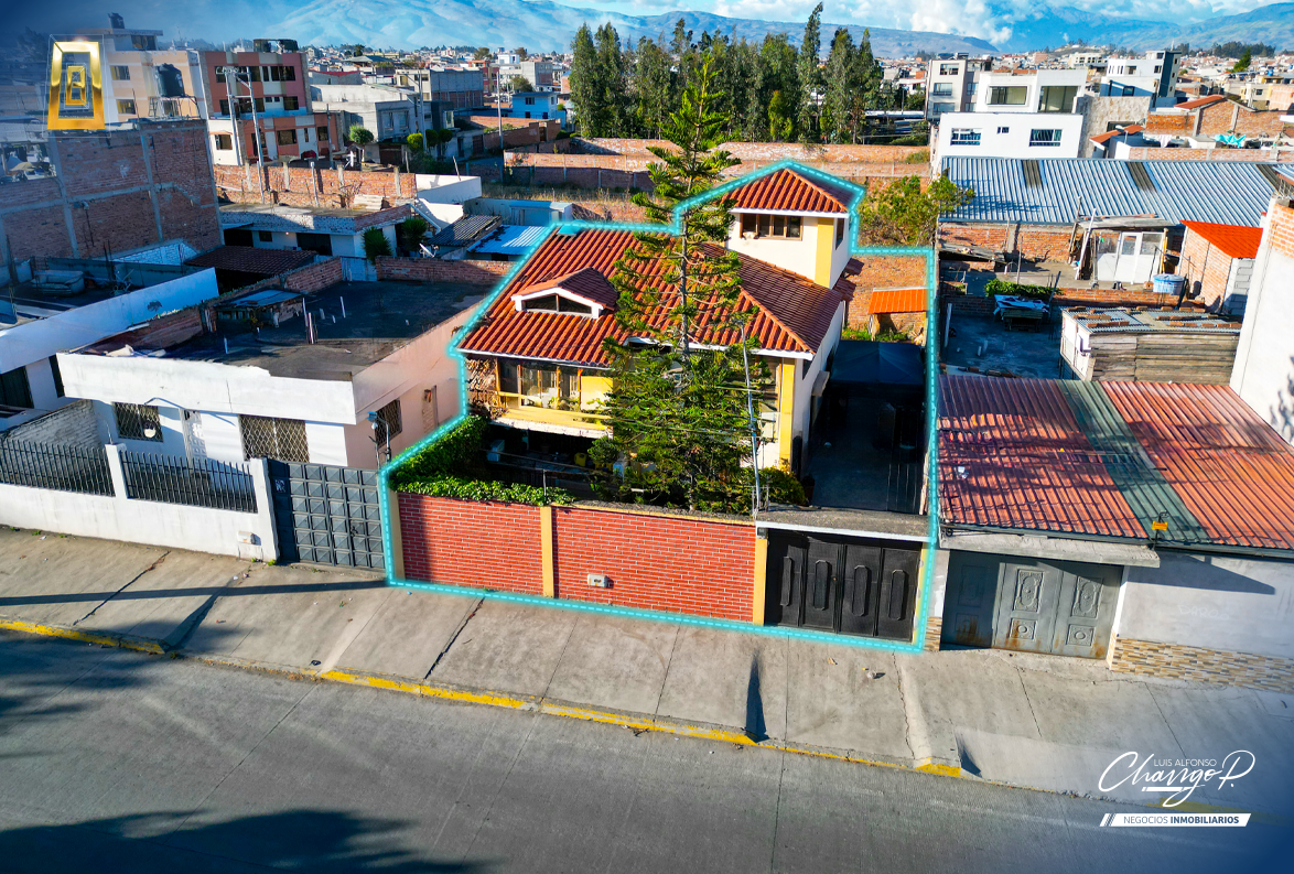 CASA EN RIOBAMBA EN AVENIDA PRINCIPAL - AV. 9 DE OCTUBRE Y MORONA