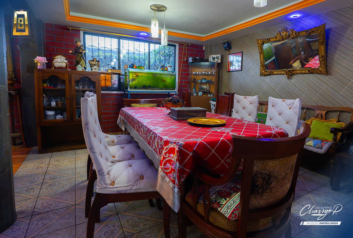 CASA EN RIOBAMBA EN AVENIDA PRINCIPAL - AV. 9 DE OCTUBRE Y MORONA
