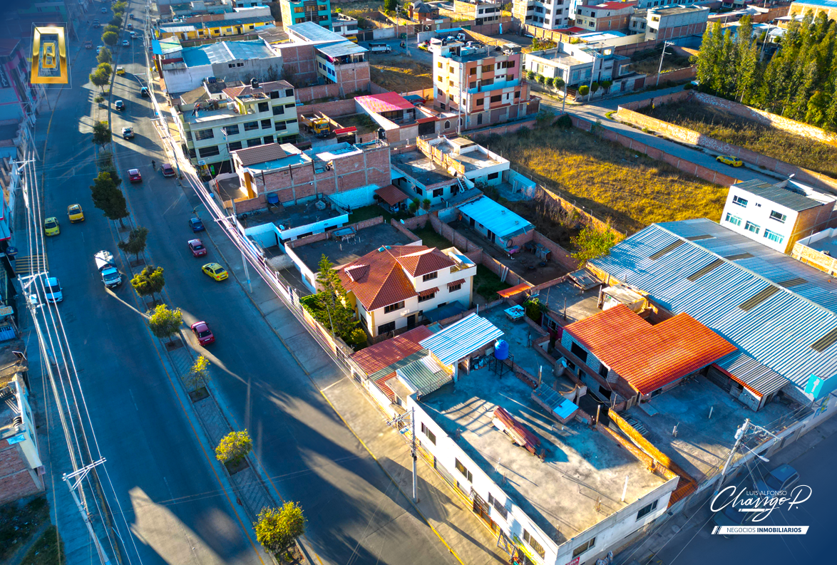 CASA EN RIOBAMBA EN AVENIDA PRINCIPAL - AV. 9 DE OCTUBRE Y MORONA